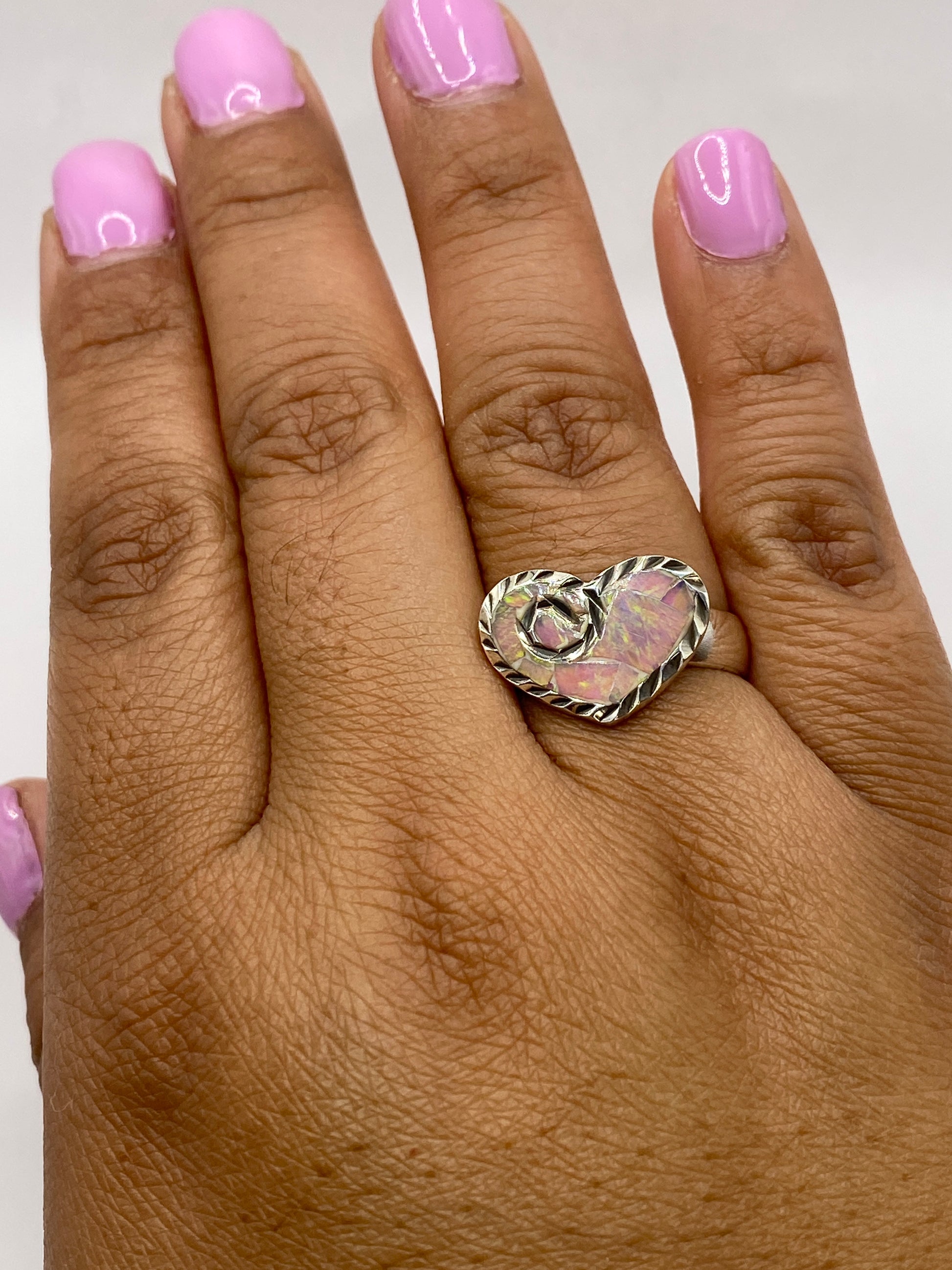 Vista superior del anillo de plata Taxco con sello .925 y ópalo de fuego multicolor