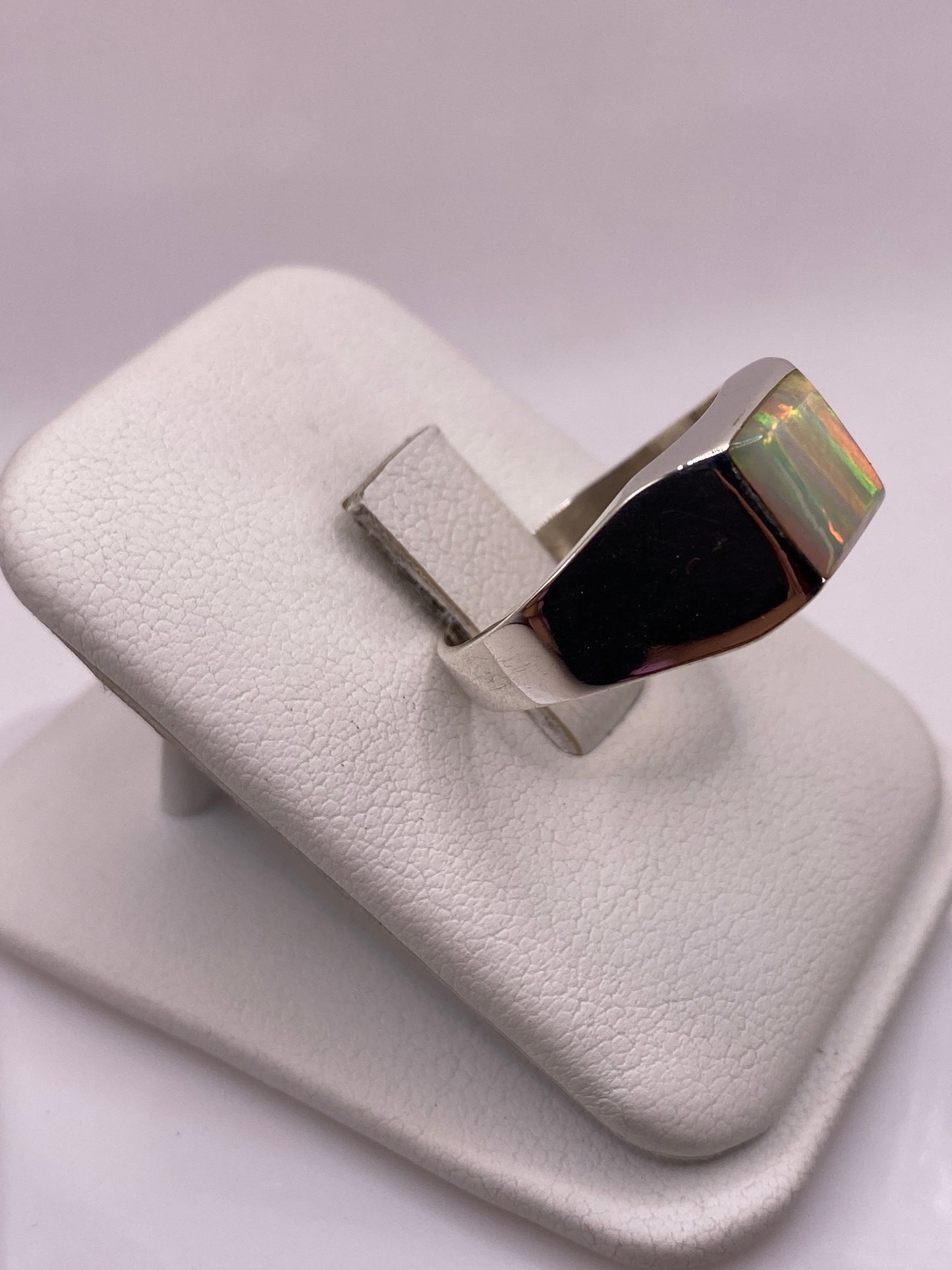 Vista frontal del anillo ópalo de fuego en plata .925, diseño elegante y minimalista
