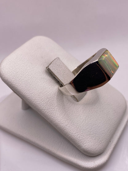 Vista frontal del anillo ópalo de fuego en plata .925, diseño elegante y minimalista