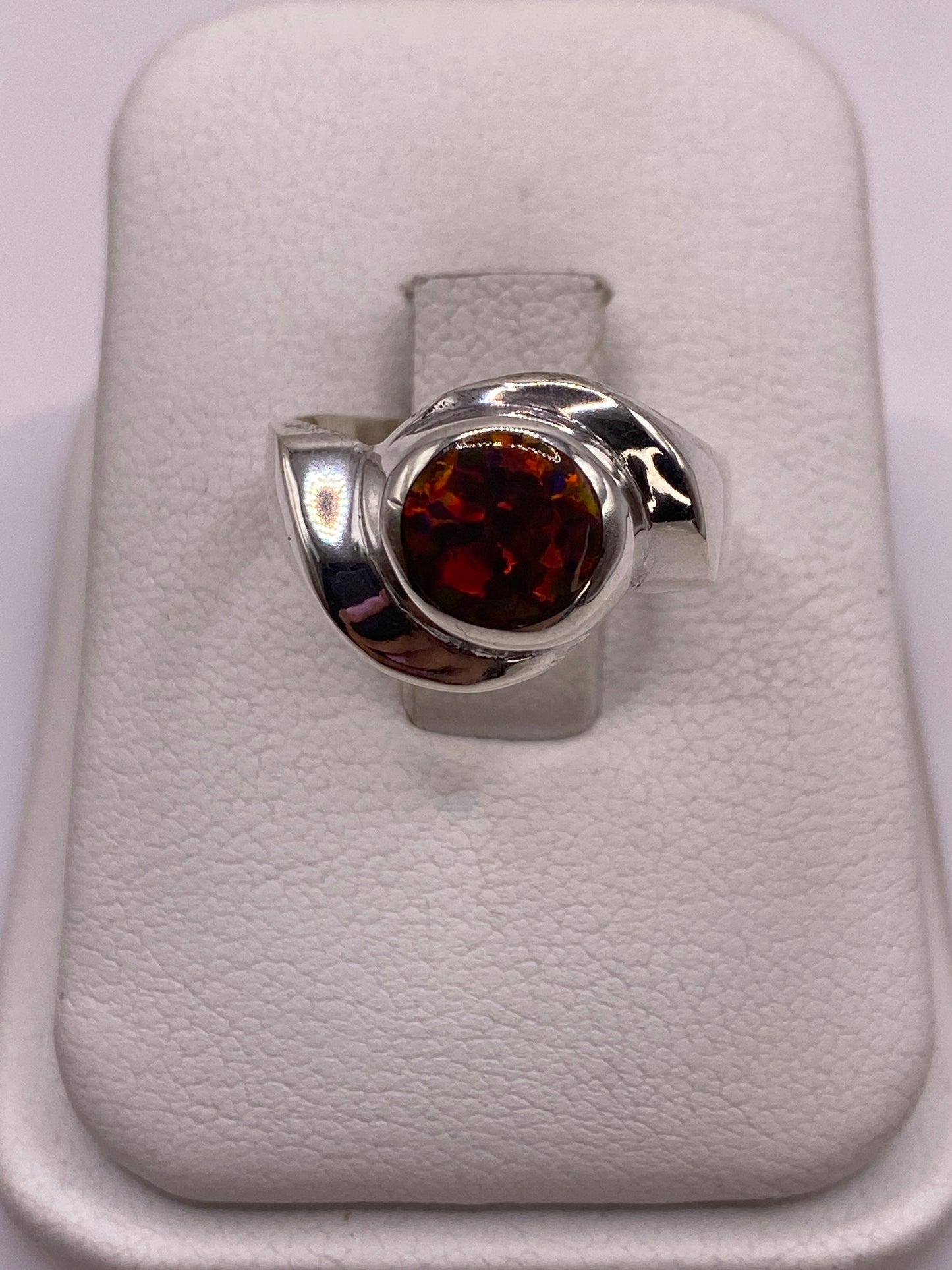 Anillo de plata .950 con ópalo de fuego multicolor en tono rojo y naranja, diseño envolvente artesanal