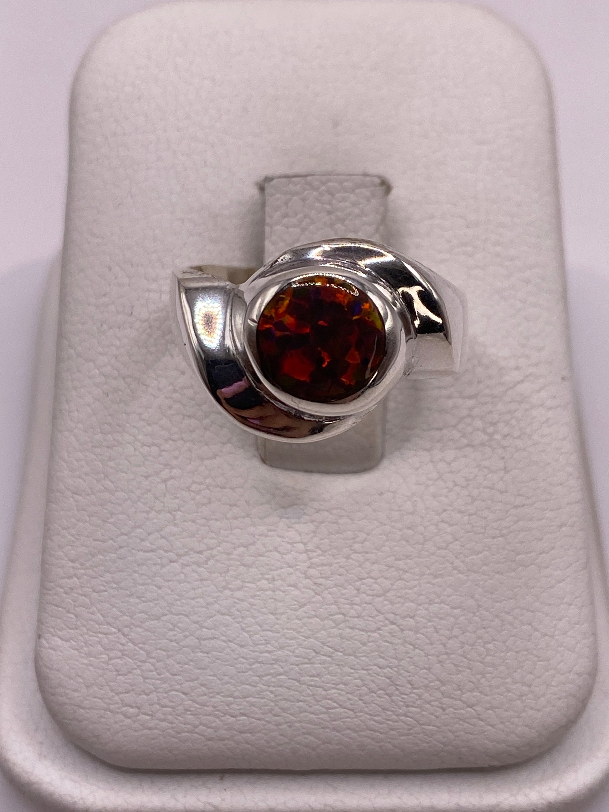 Anillo de plata .950 con ópalo de fuego multicolor en tono rojo y naranja, diseño envolvente artesanal