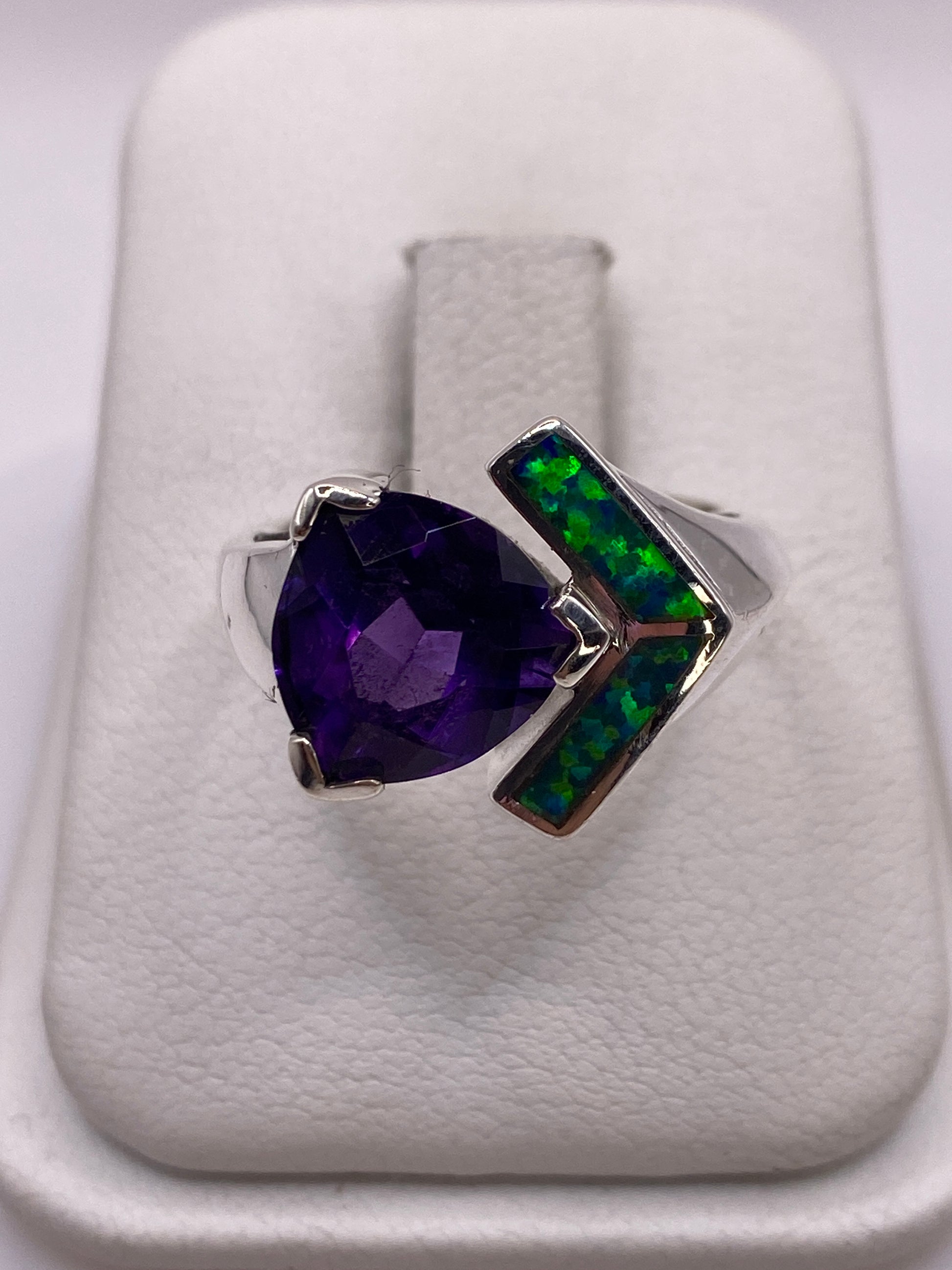 Anillo de plata con ópalo de fuego verde y engaste asimétrico
