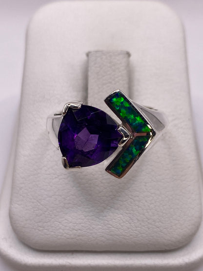 Anillo de plata con ópalo de fuego verde y engaste asimétrico