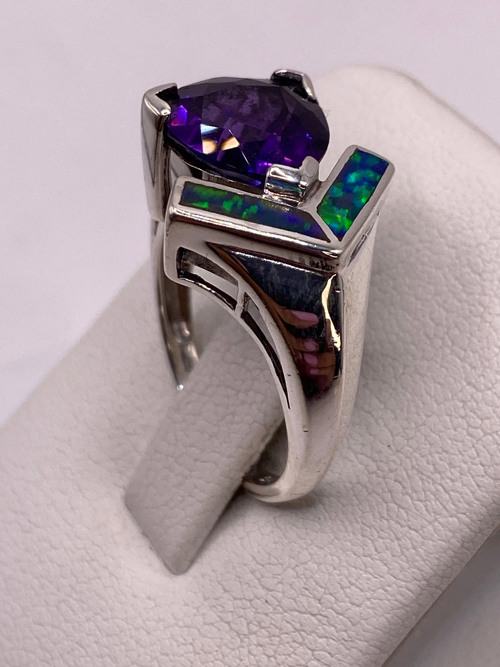Lateral del anillo de plata .925 con ópalo natural en la mano