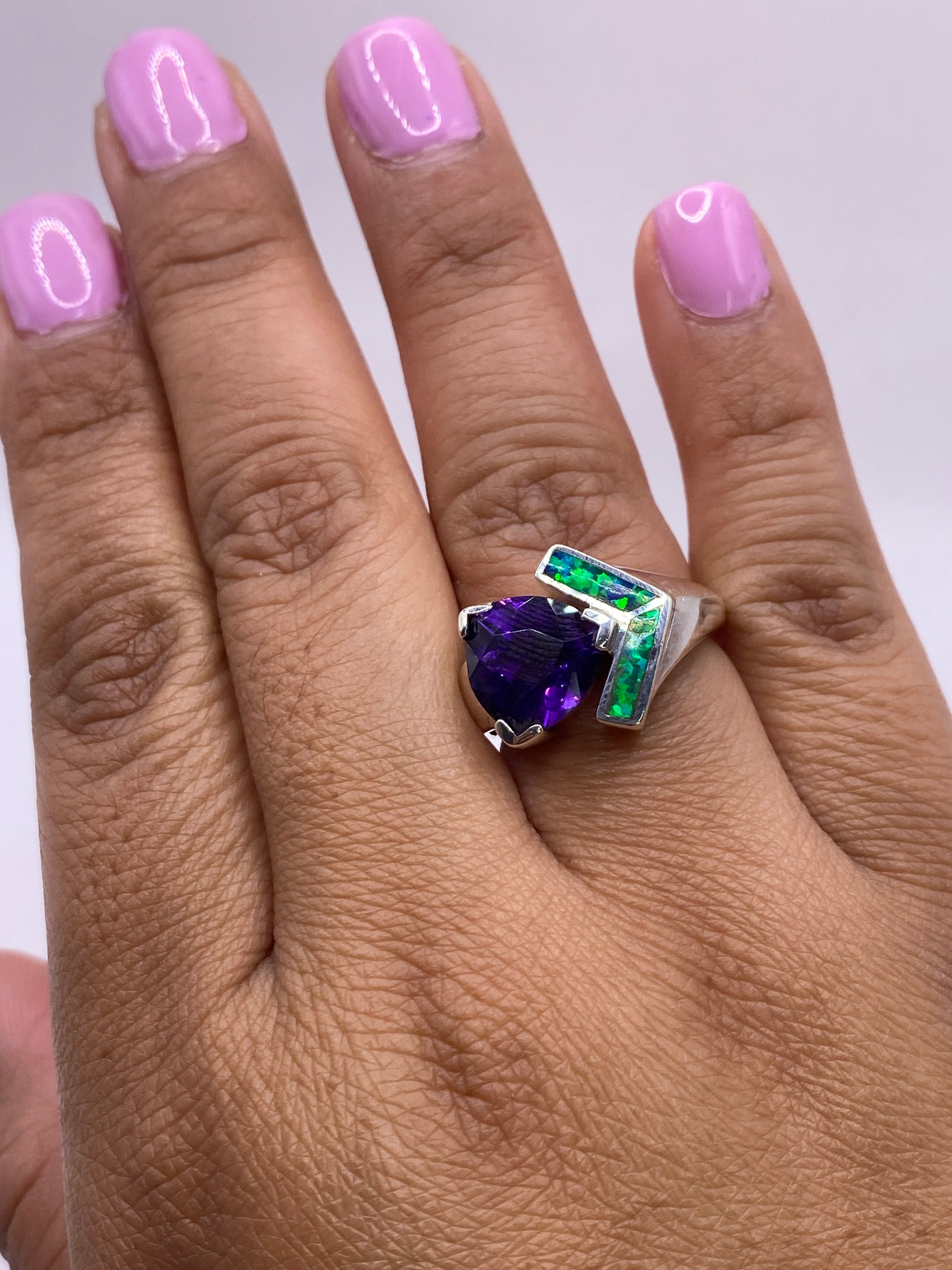 Detalle del sello .925 MEXICO en la banda interna del anillo