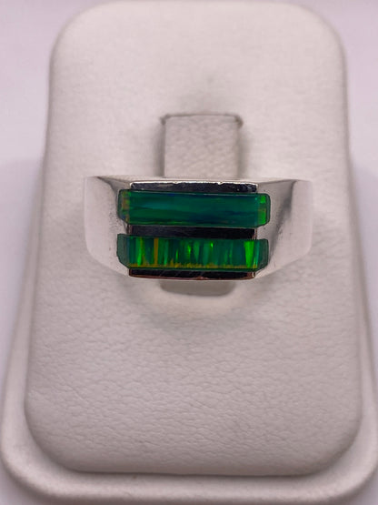 Anillo de plata solitario con ópalo de fuego verde en banda ancha, visto de frente