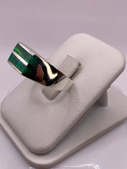 Detalle lateral del anillo mostrando el engaste robusto del ópalo de fuego en plata .925