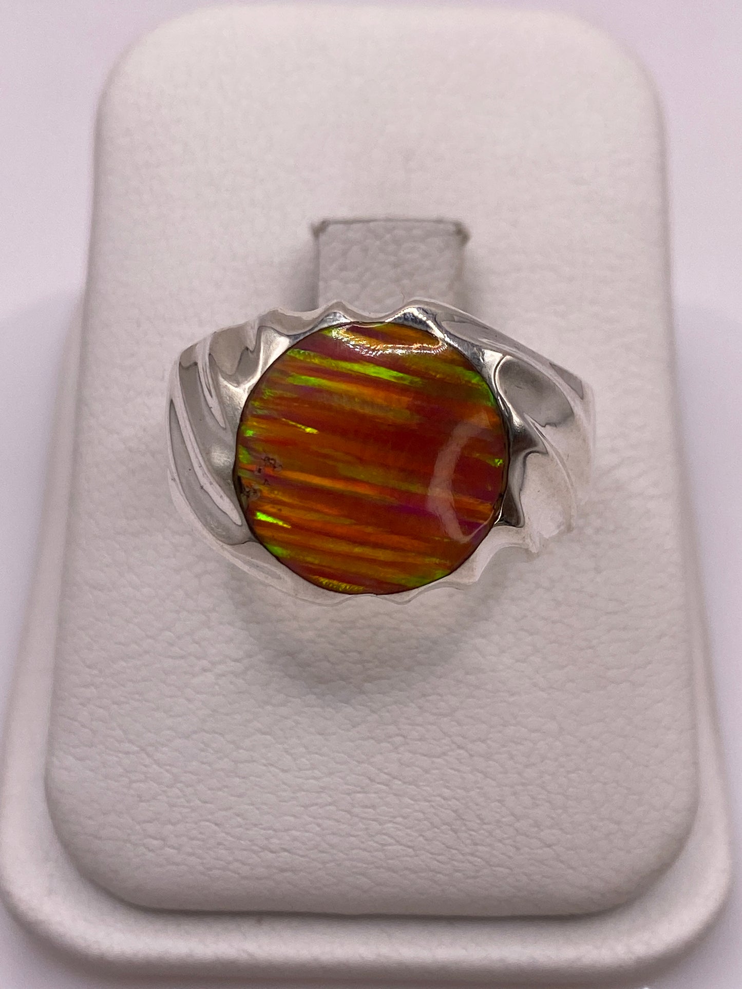 Anillo escultórico de plata .950 con ópalo de fuego multicolor mostrando rojo, amarillo, verde y naranja
