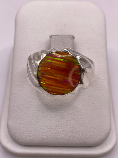 Anillo escultórico de plata .950 con ópalo de fuego multicolor mostrando rojo, amarillo, verde y naranja