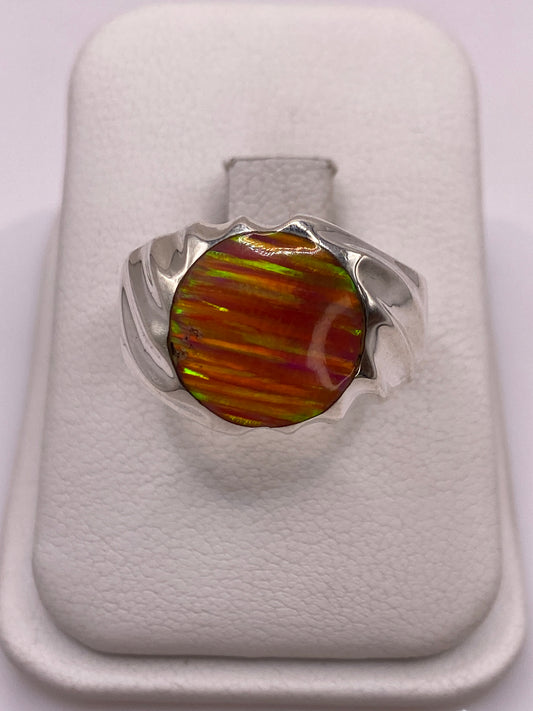 Anillo escultórico de plata .950 con ópalo de fuego multicolor mostrando rojo, amarillo, verde y naranja