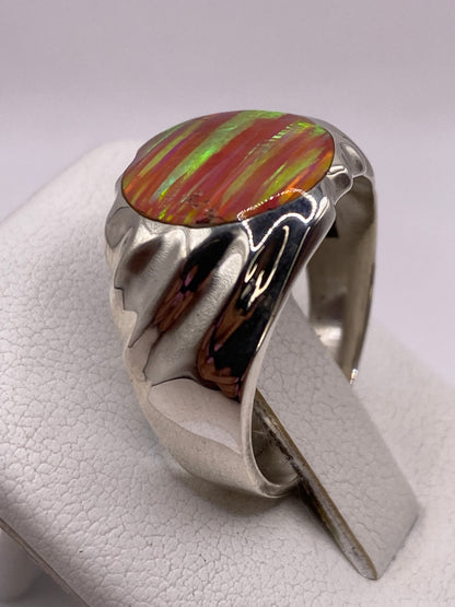 Detalle lateral del anillo mostrando los pliegues escultóricos y el engaste de ópalo