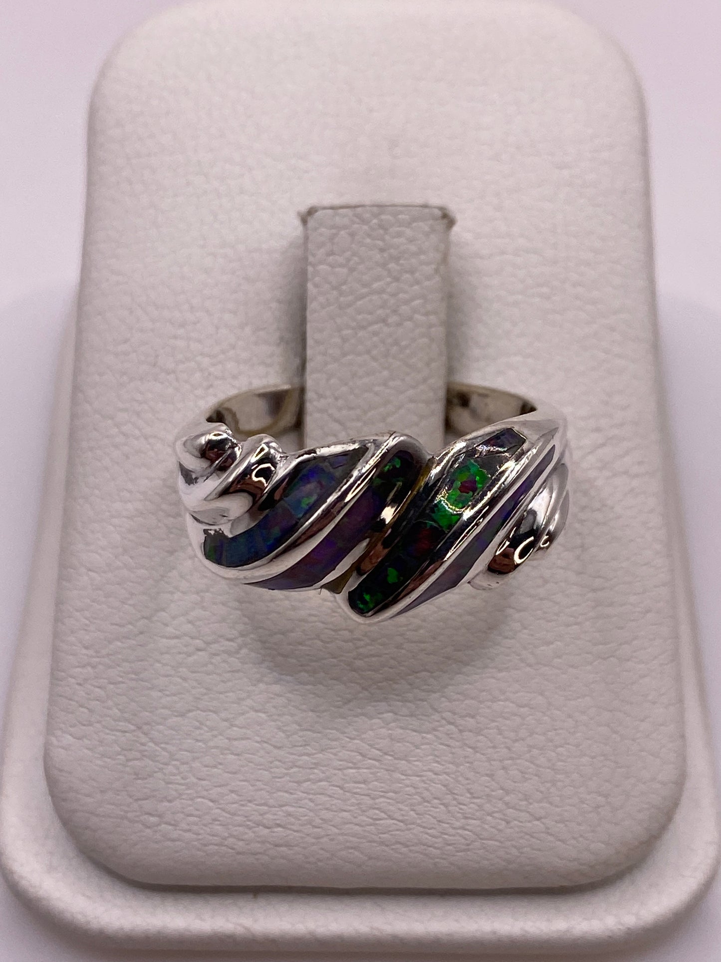 Anillo de plata .950 con ópalo de fuego multicolor en estuche blanco