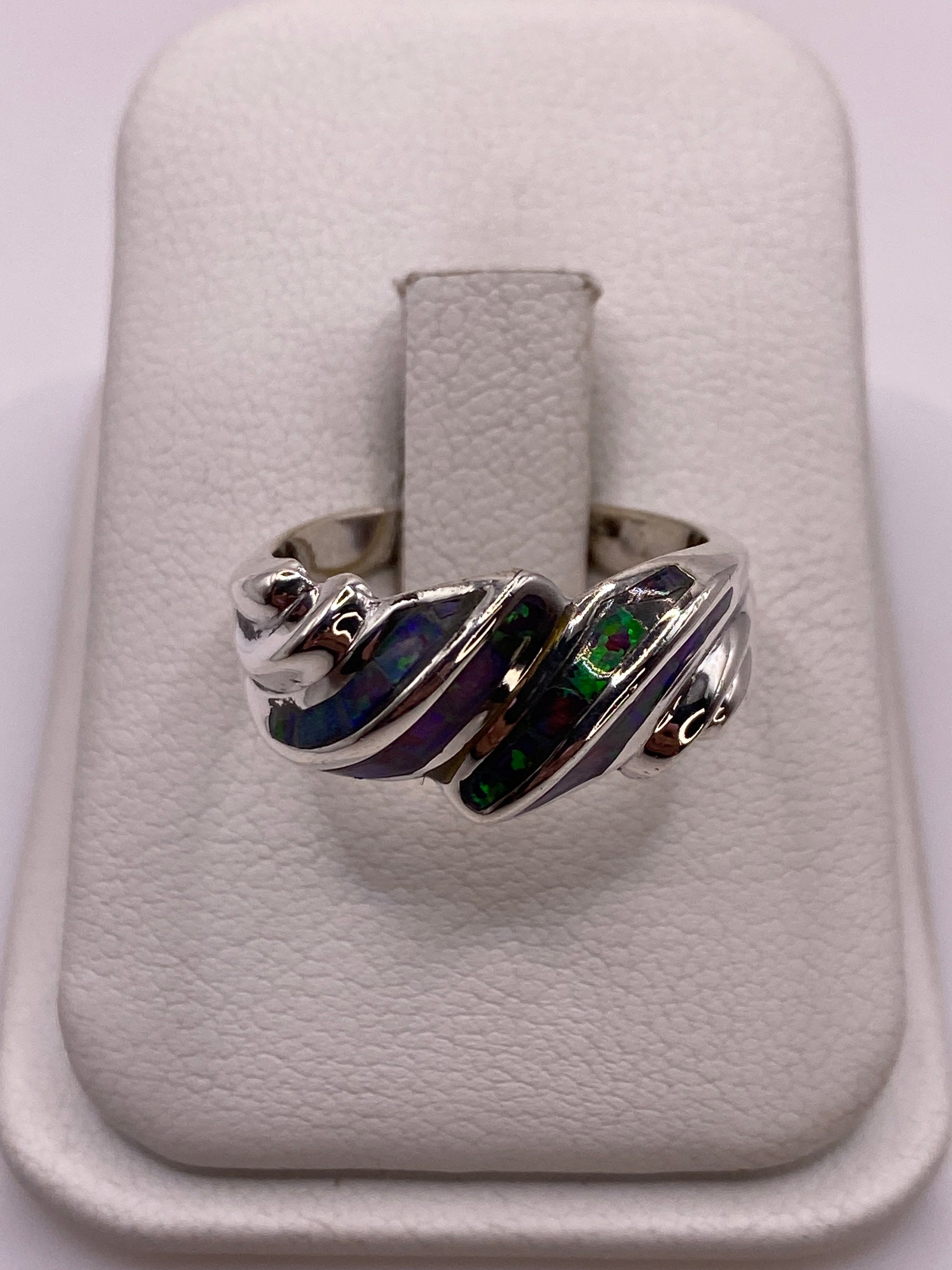 Anillo de plata .950 con ópalo de fuego multicolor en estuche blanco