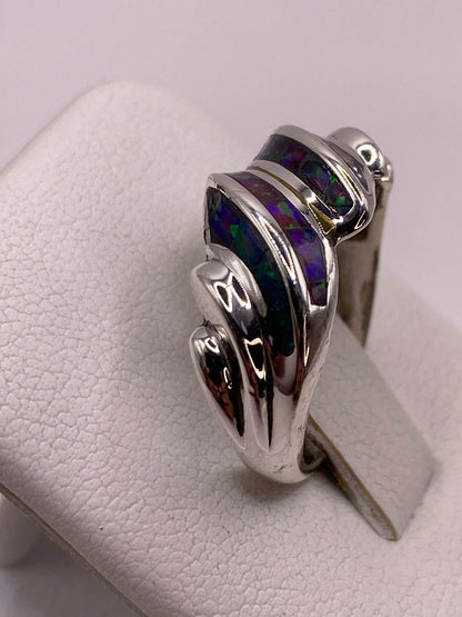 Detalle lateral del anillo en plata pura .950 con engaste a mano del ópalo