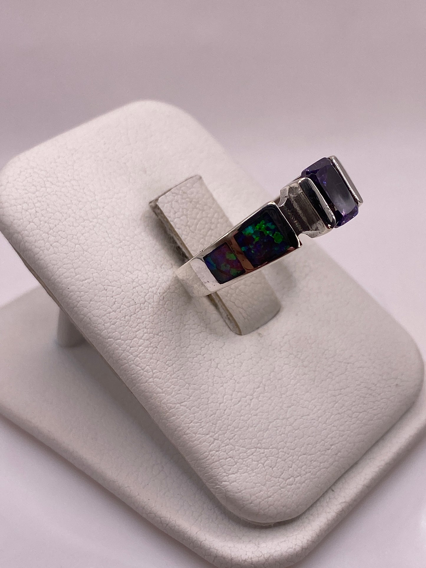 Vista lateral del anillo mostrando el engaste minimalista y el sello 950