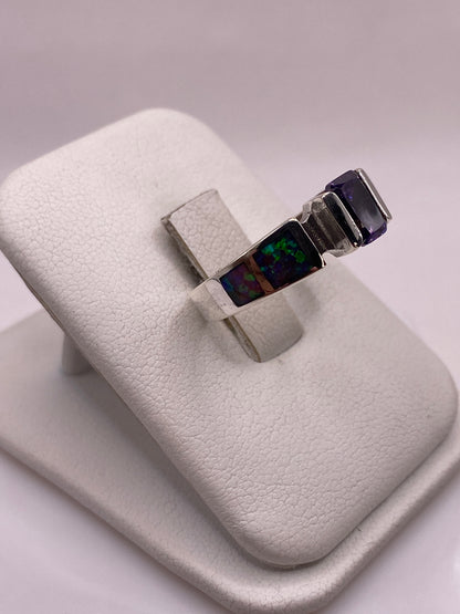 Vista lateral del anillo mostrando el engaste minimalista y el sello 950