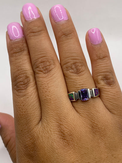 Anillo en dedo de mujer con esmalte rosa, mostrando el brillo del ópalo