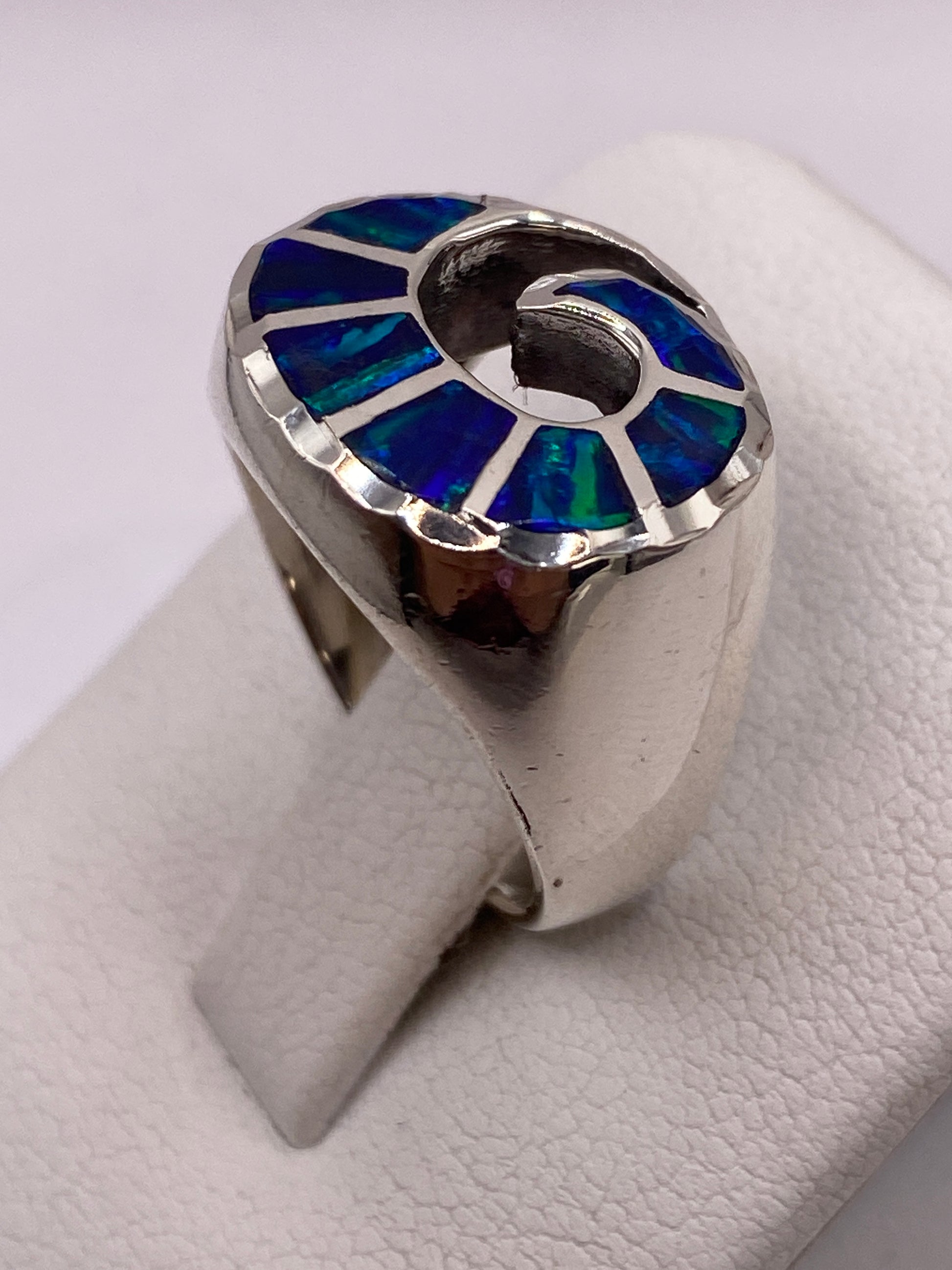 Detalle del ópalo de fuego con reflejos azul y verde en anillo de plata maciza