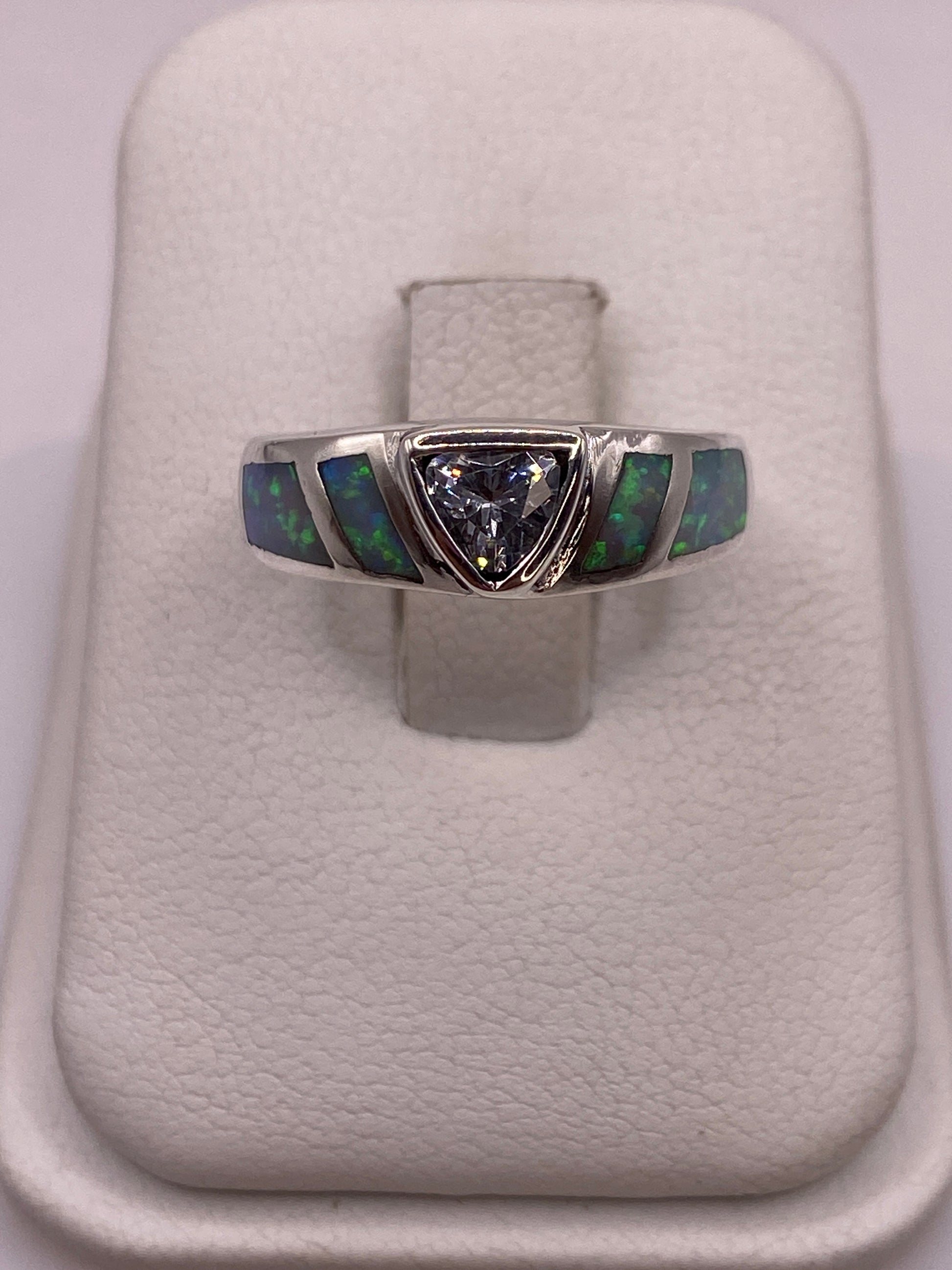 Anillo de plata con ópalo de fuego multicolor en tono coctel en exhibidor