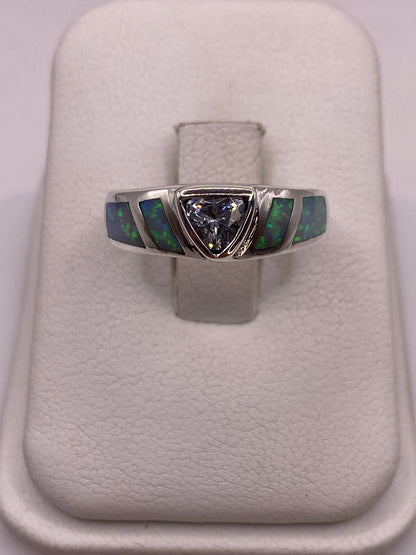 Anillo de plata con ópalo de fuego multicolor en tono coctel en exhibidor