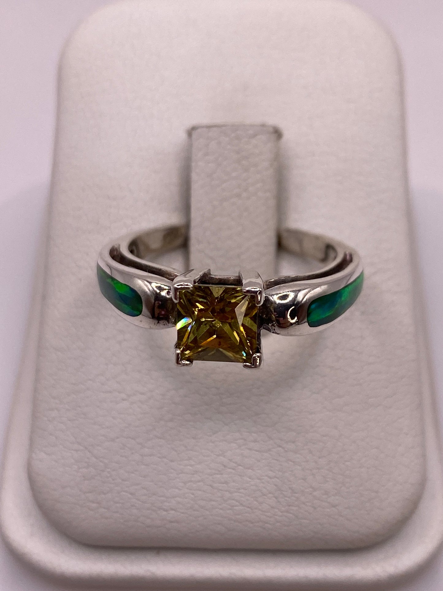 Anillo solitario de plata .950 con ópalo de fuego multicolor en la mano