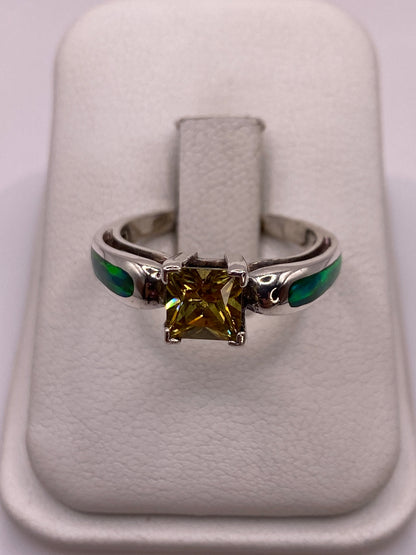 Anillo solitario de plata .950 con ópalo de fuego multicolor en la mano