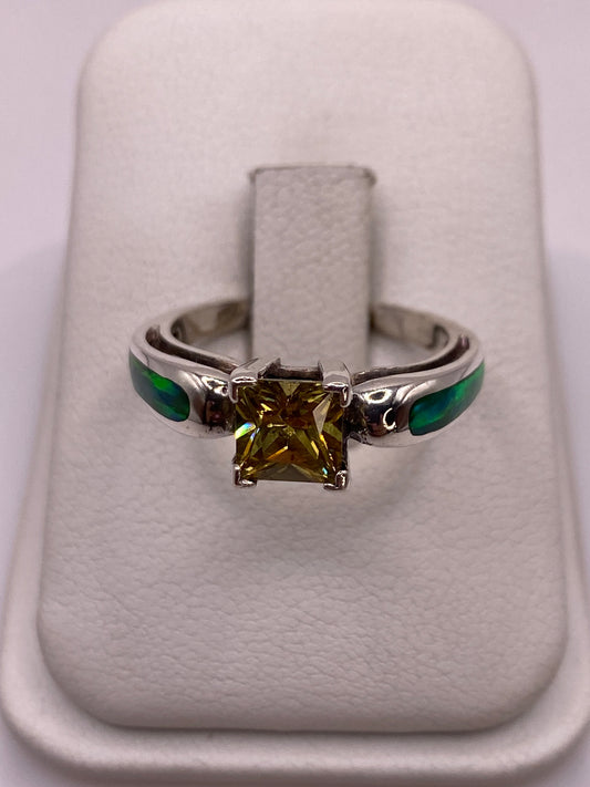 Anillo solitario de plata .950 con ópalo de fuego multicolor en la mano