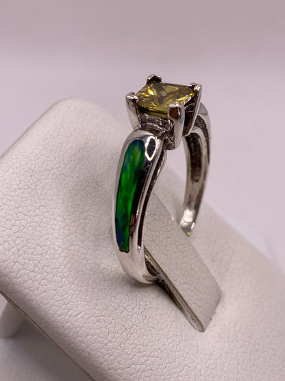 Anillo visto de lado destacando el engaste arquitectónico en plata
