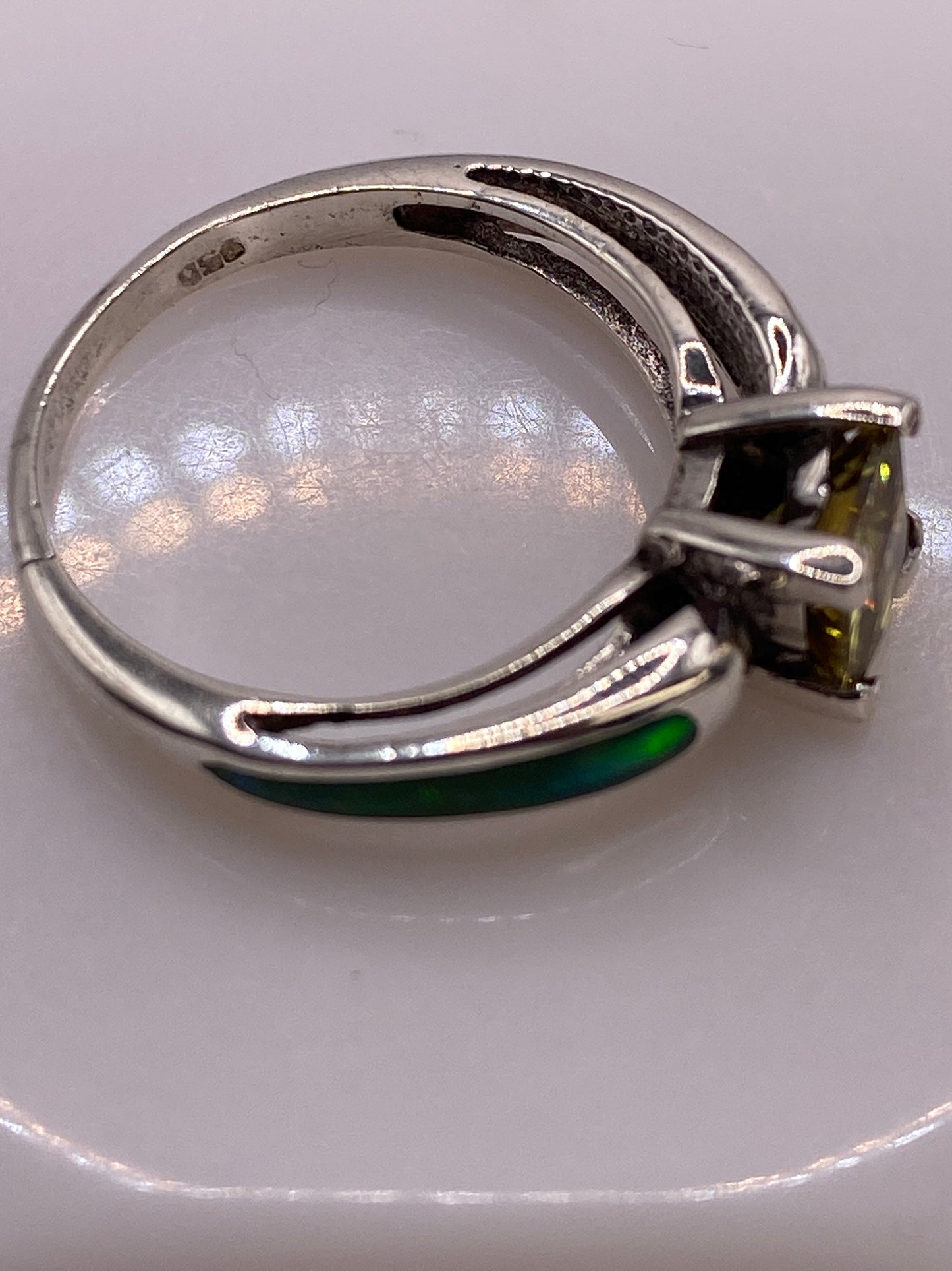 Anillo Solitario de Plata Ópalo de Fuego Multicolor — Diseño Moderno — foto 5