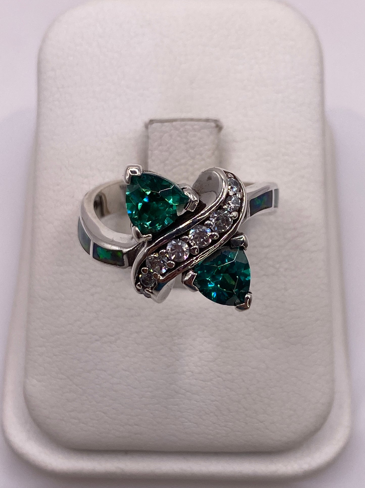 Anillo de plata giro con ópalo de fuego verde en estuche de lujo