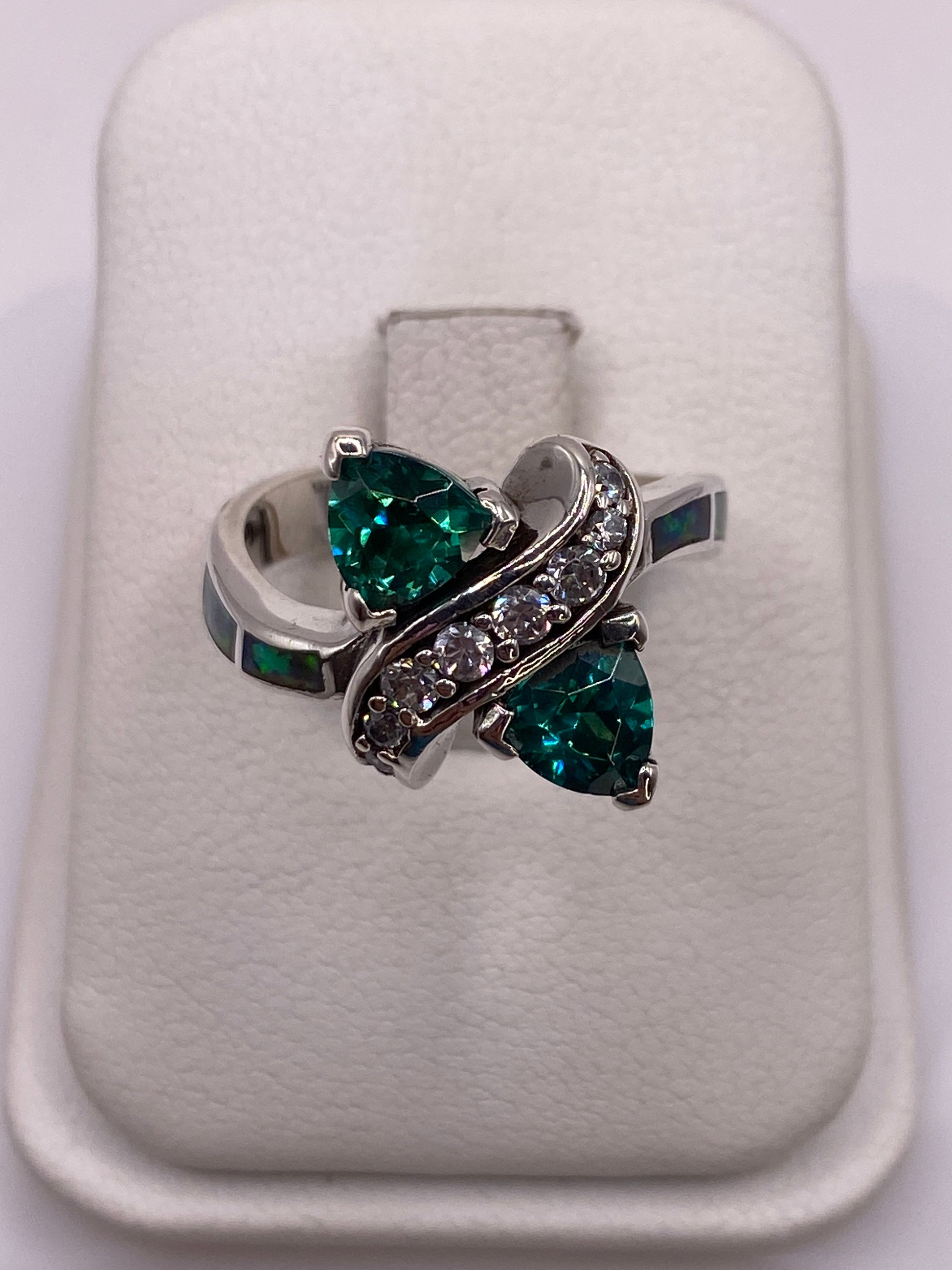 Anillo de plata giro con ópalo de fuego verde en estuche de lujo