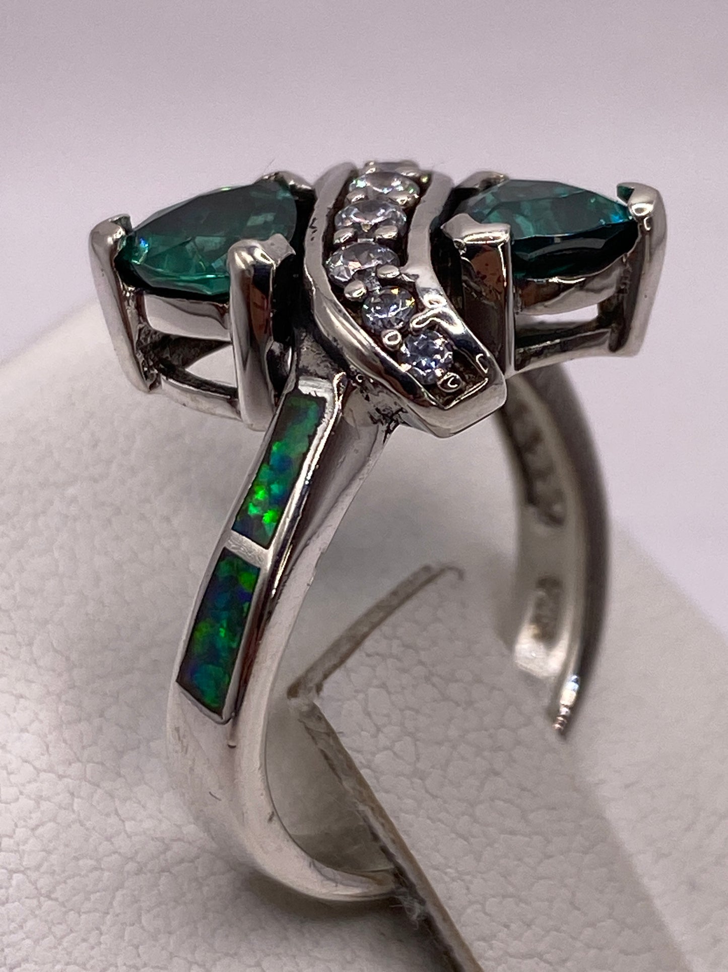Detalle del ópalo de fuego verde con fuego azul engastado en plata de Taxco