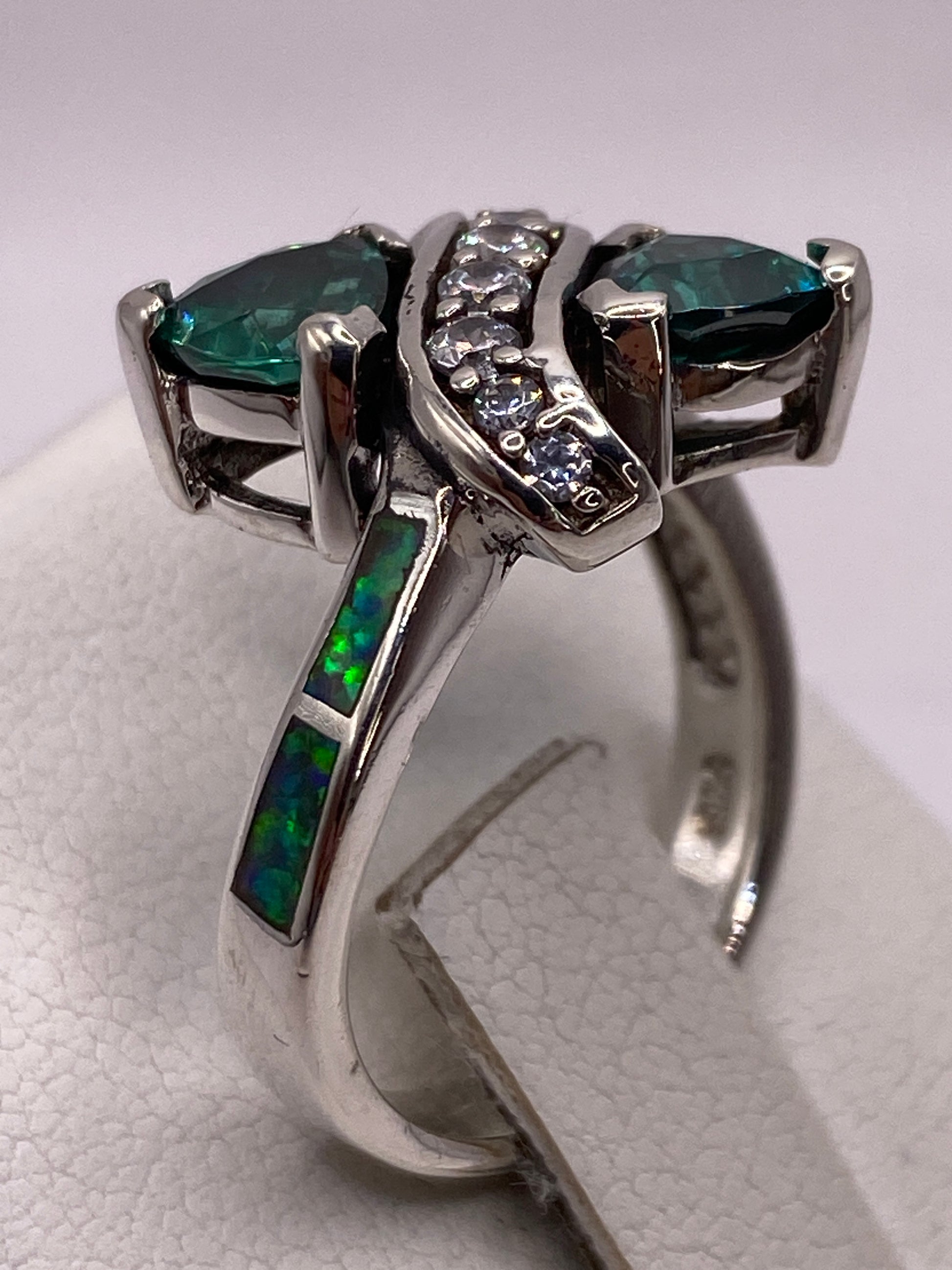 Detalle del ópalo de fuego verde con fuego azul engastado en plata de Taxco