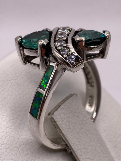 Detalle del ópalo de fuego verde con fuego azul engastado en plata de Taxco