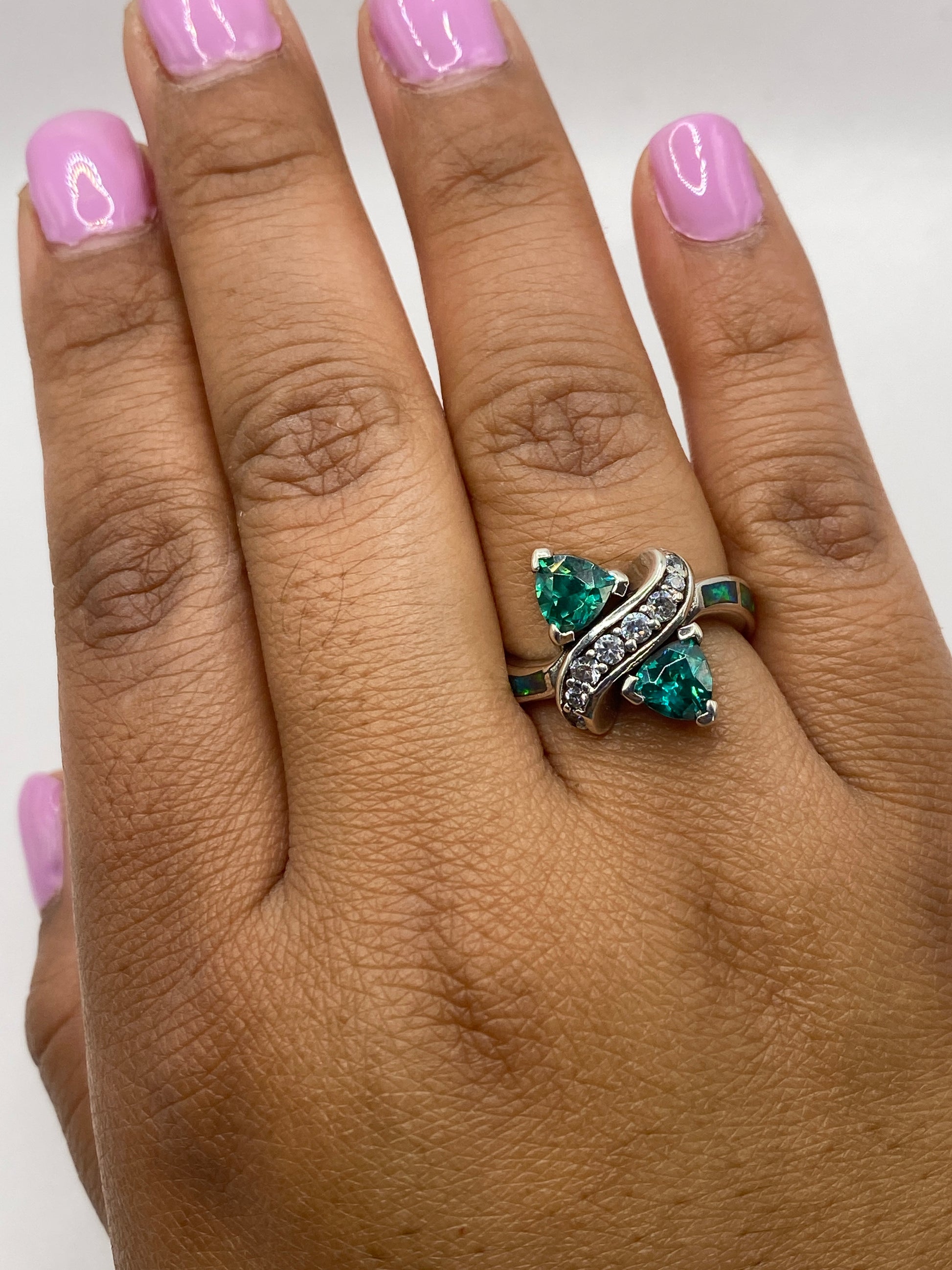Anillo giro en dedo mostrando movimiento y brillo del ópalo de fuego