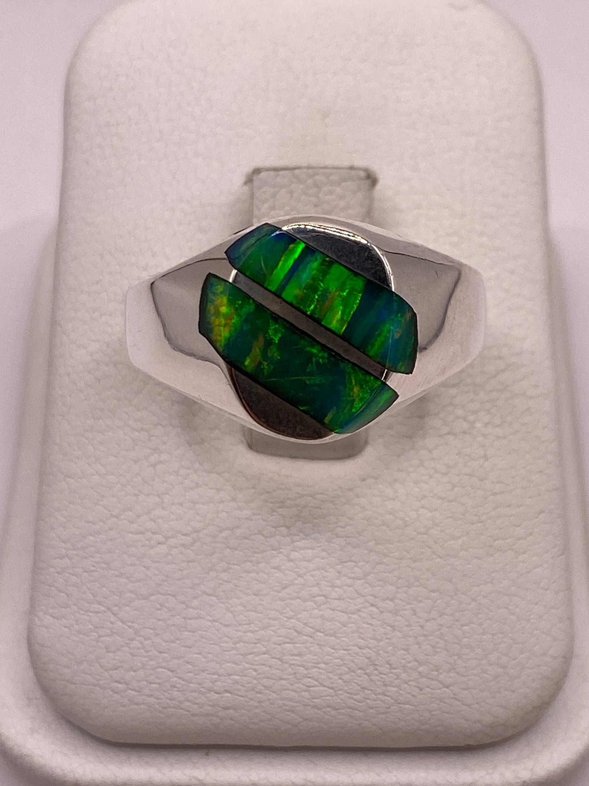 Anillo de plata .925 con ópalo de fuego verde en caja blanca de presentación