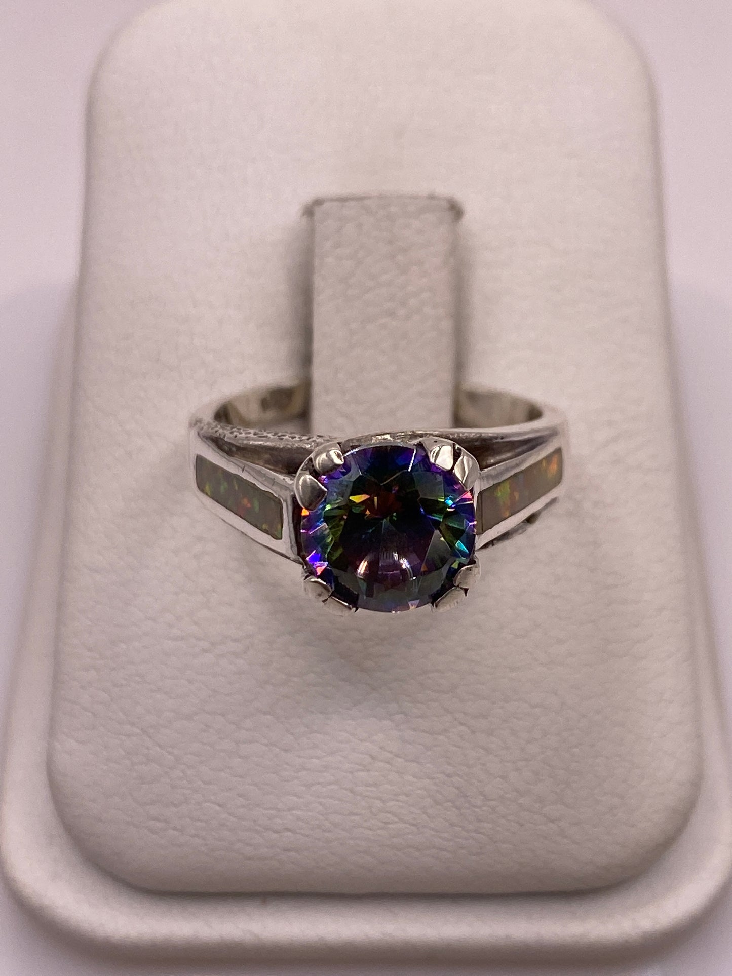 Anillo solitario de plata .950 con ópalo de fuego multicolor en estuche blanco