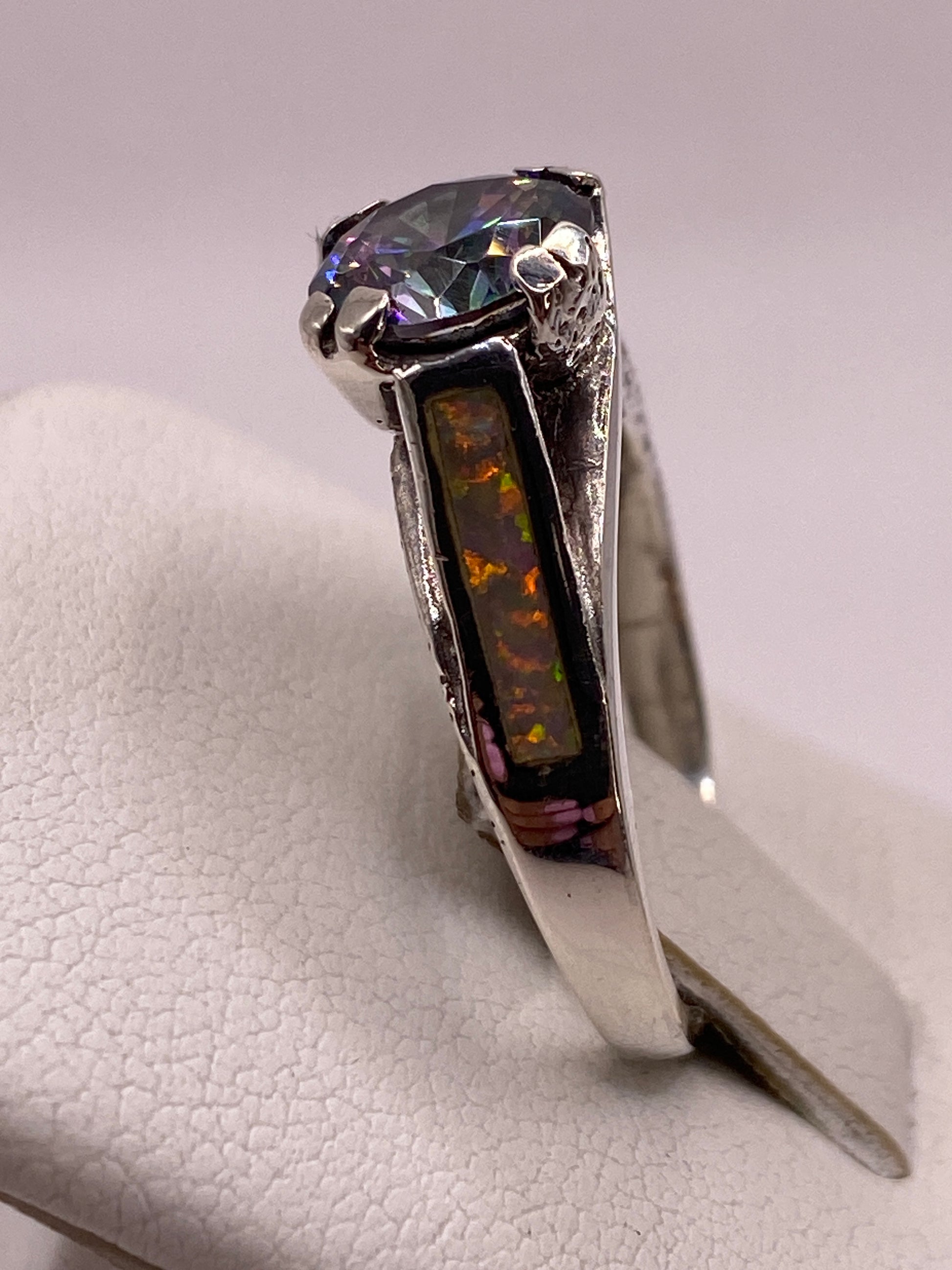 Vista lateral del anillo solitario de plata pura con banda de 6 mm