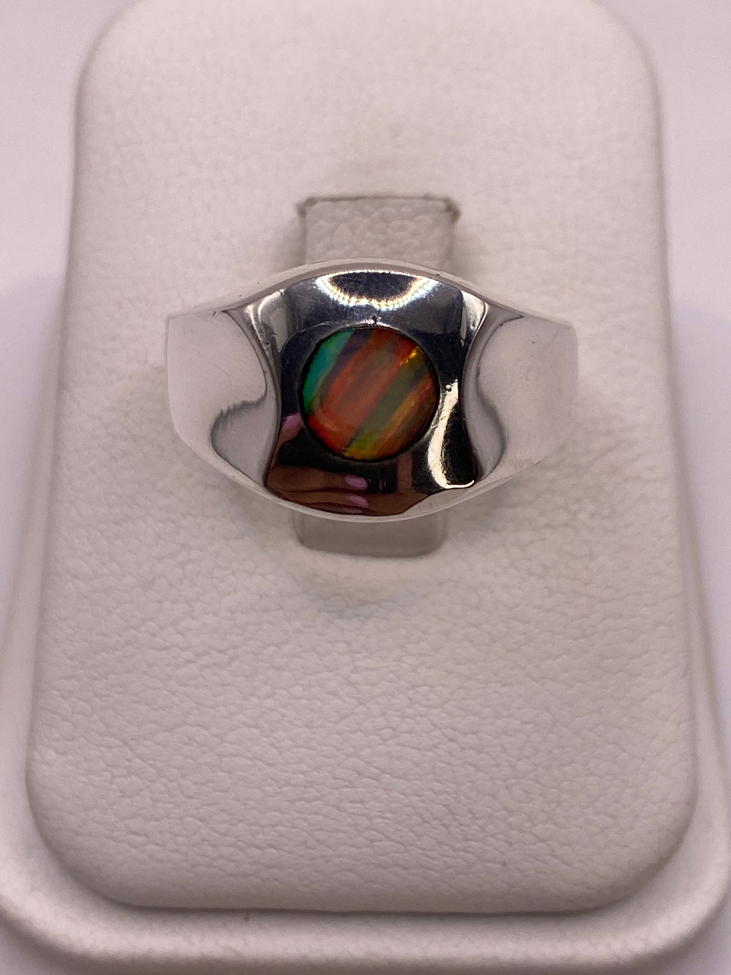Anillo de plata .925 con ópalo de fuego multicolor mostrando tonos verdes, amarillos y rojos