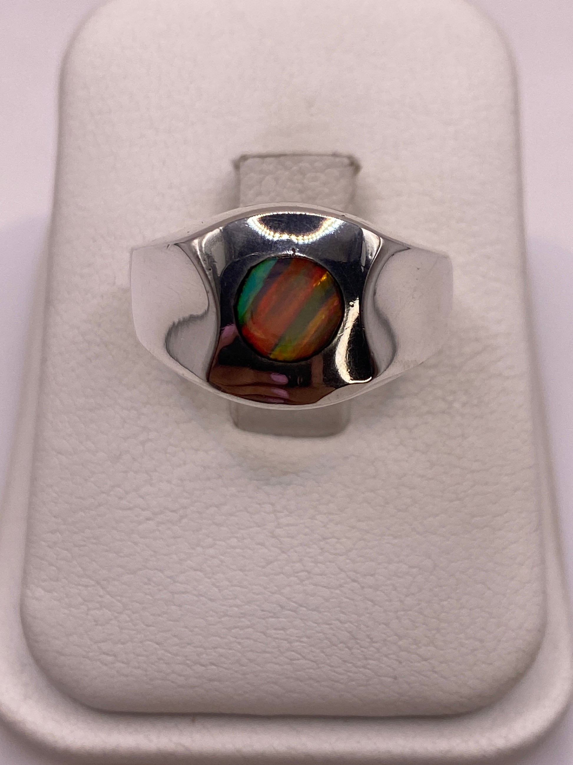 Anillo de plata .925 con ópalo de fuego multicolor mostrando tonos verdes, amarillos y rojos