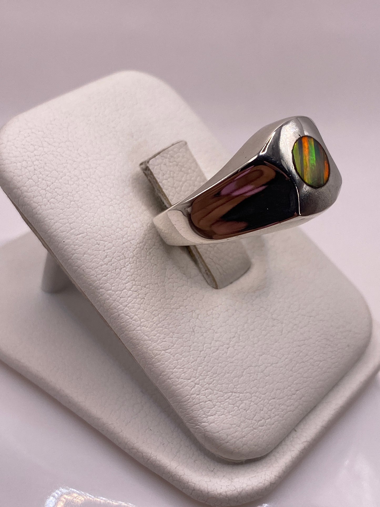 Vista lateral del anillo unisex con ópalo de fuego en plata de Taxco