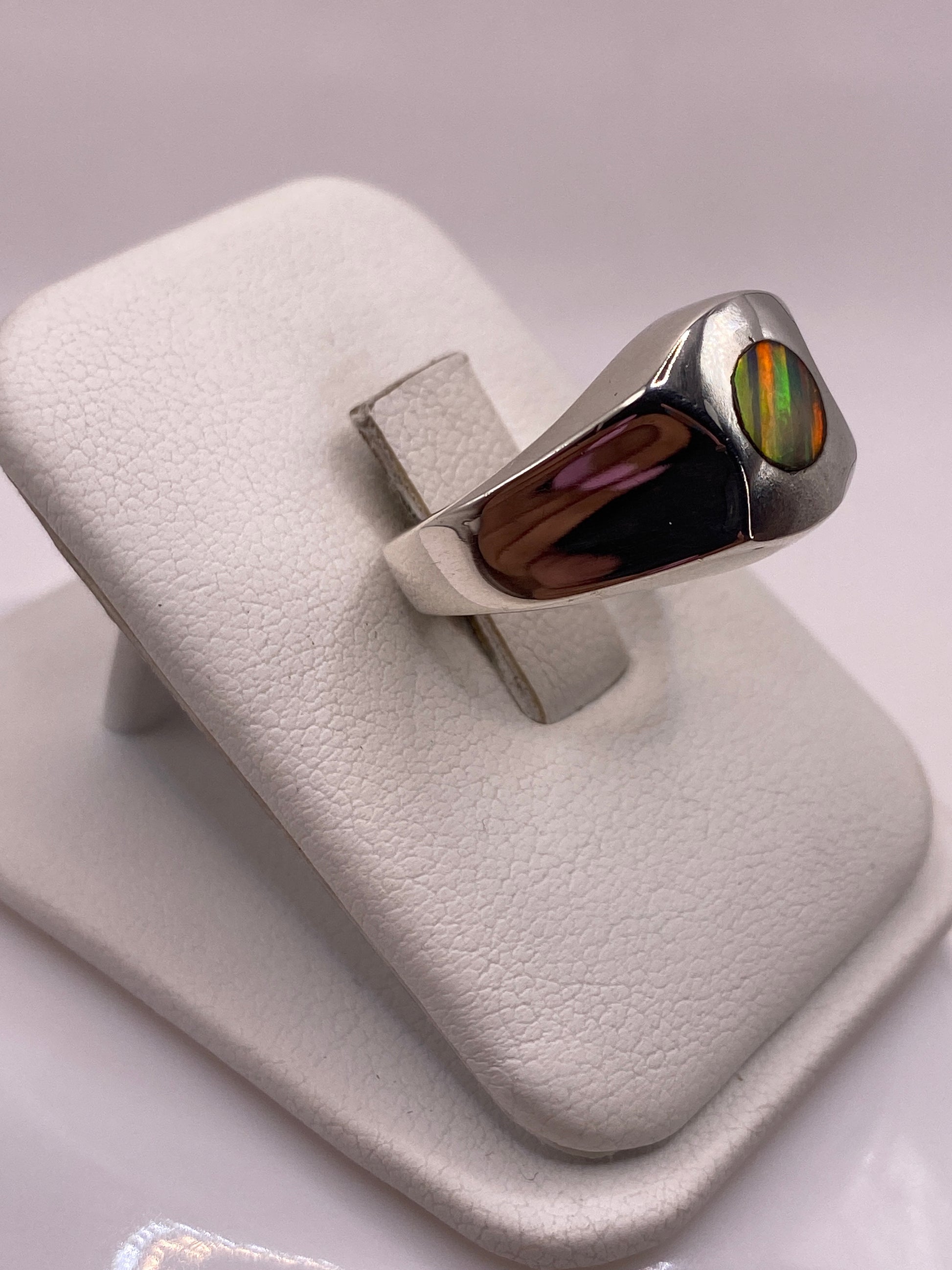 Vista lateral del anillo unisex con ópalo de fuego en plata de Taxco