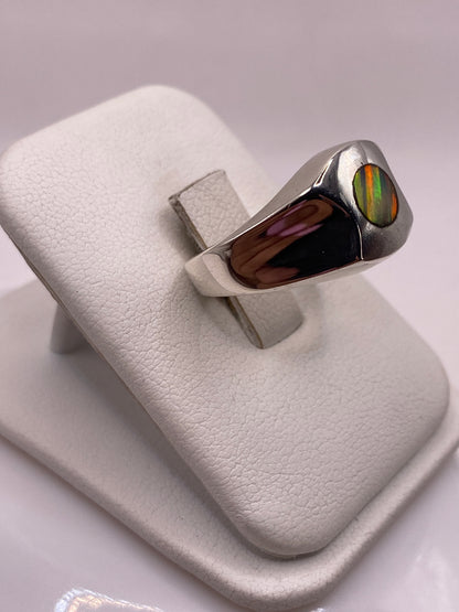 Vista lateral del anillo unisex con ópalo de fuego en plata de Taxco