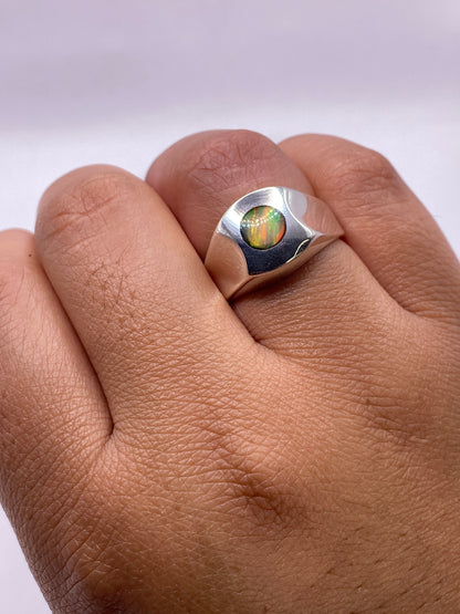 Anillo en la mano mostrando el sello 925 MEXICO y el brillo del ópalo