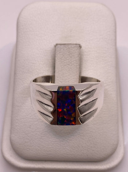Anillo de plata banda ancha con ópalo de fuego multicolor en estuche blanco