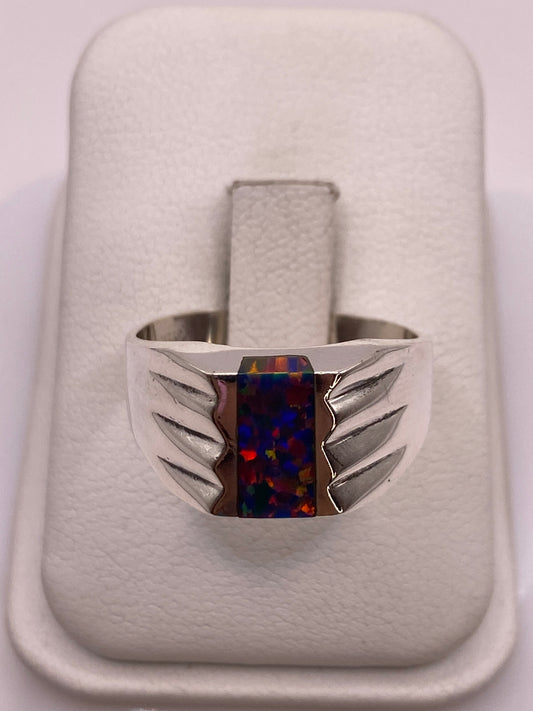Anillo de plata banda ancha con ópalo de fuego multicolor en estuche blanco