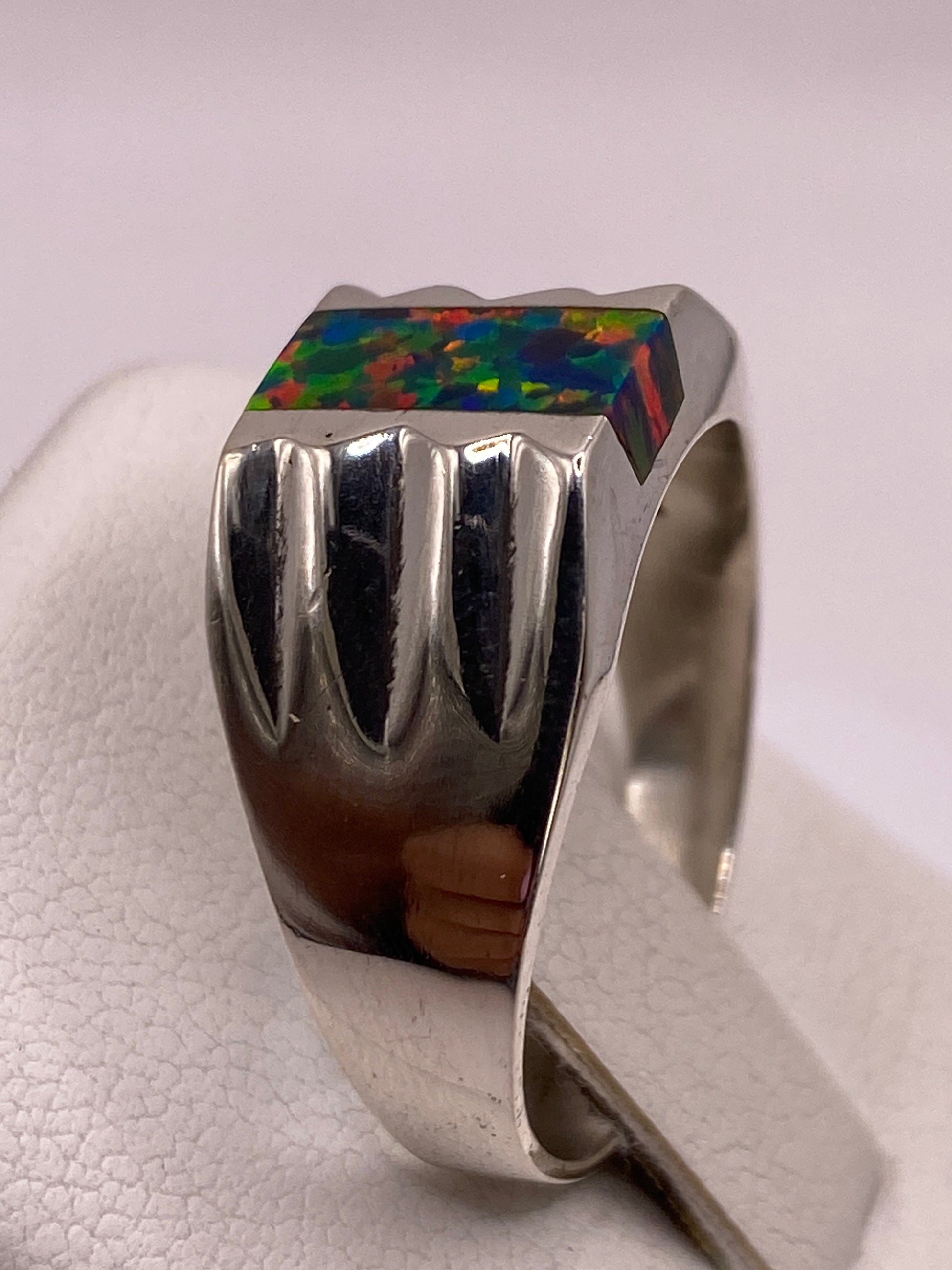 Anillo en la mano mostrando las estrías talladas y el relieve de la banda