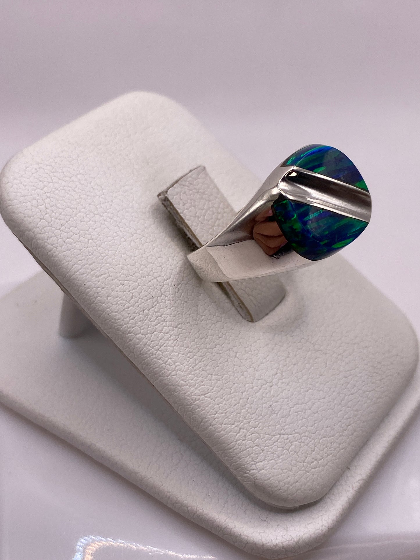 Vista frontal del anillo mostrando el ópalo de fuego con fuego natural azul-verde-negro