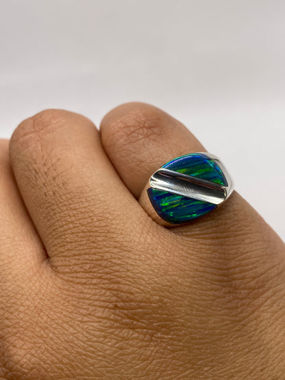 Anillo en dedo mostrando la banda pulida de 8 mm y el brillo del ópalo natural