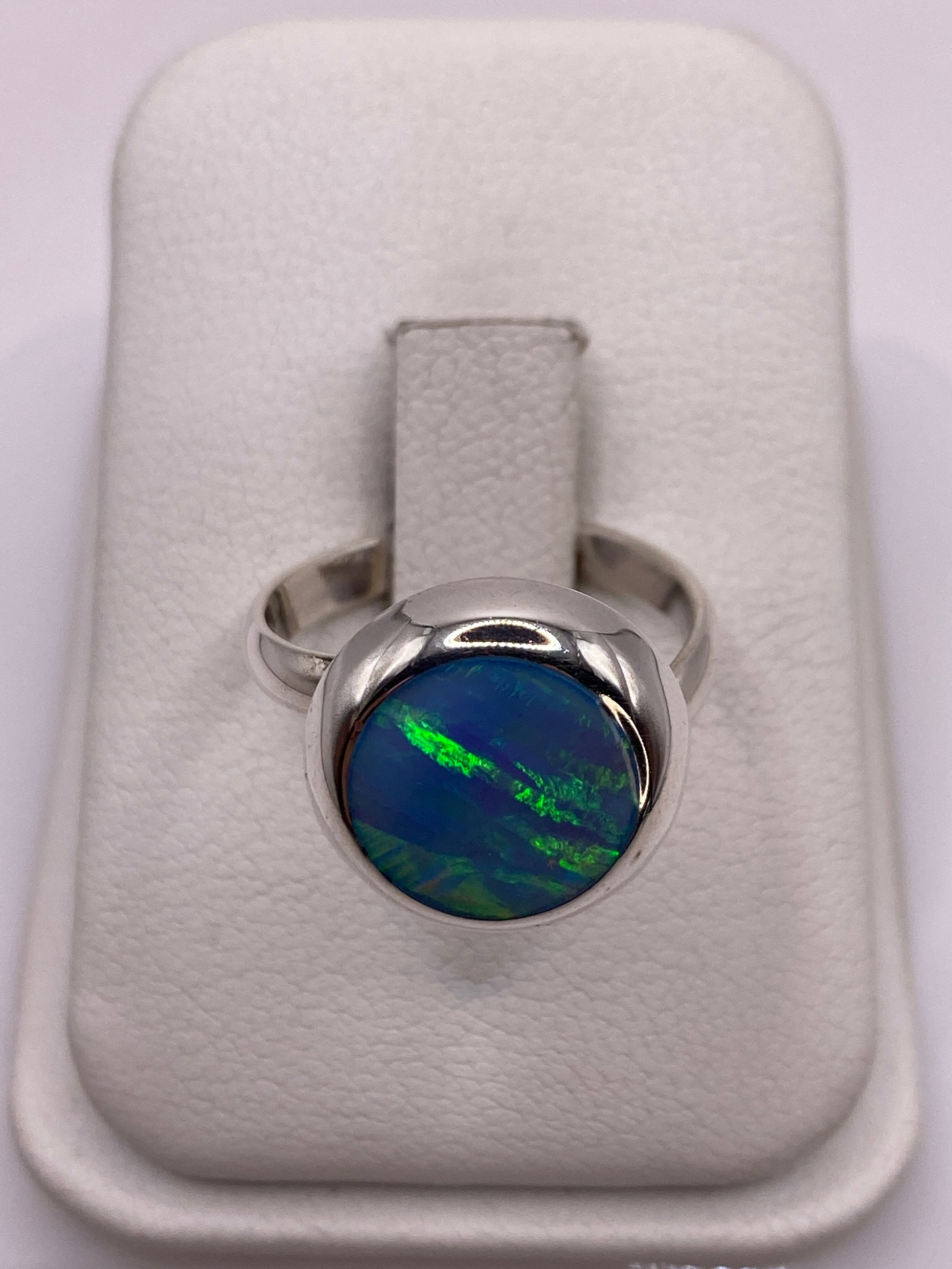 Anillo de plata ajustable con ópalo de fuego azul cielo, vista frontal en estuche